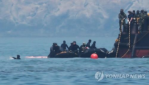 Buceadores en las operaciones de rescate del ferri Sewol hundido en Corea