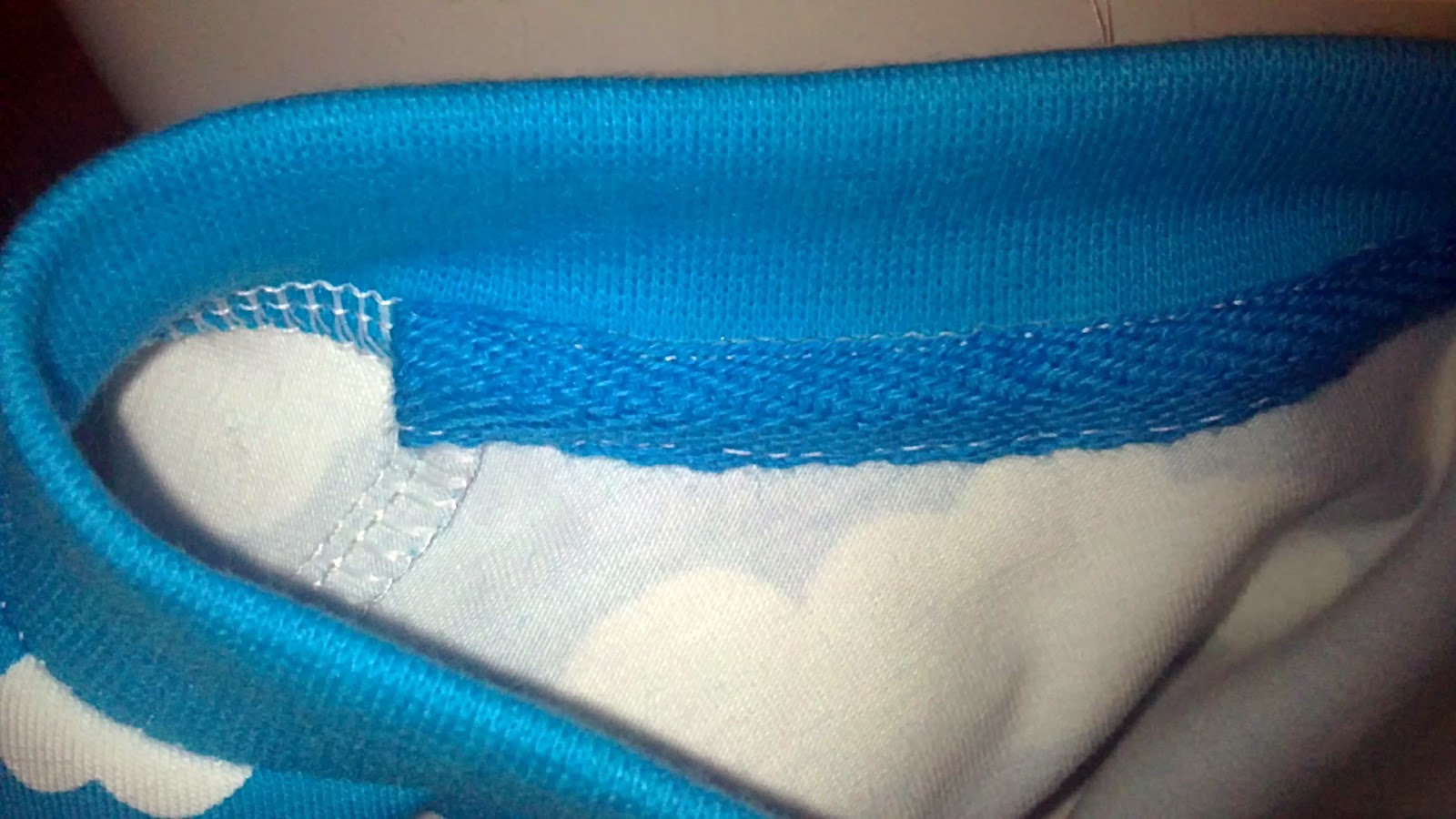 лента для горловины футболки. обработка горловины киперной лентой у худи. киперная лента на горловине футболки. горловина киперной лентой. обработка горловины киперной.