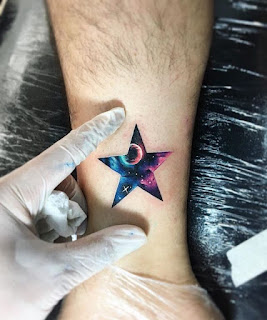Tatuaje pequeño de estrella con relleno a color