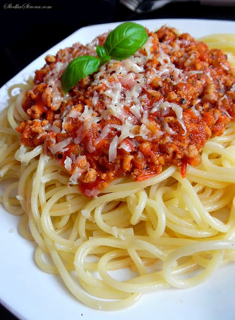 Spaghetti z Mięsem Mielonym i Pomidorami - Przepis - Słodka Strona