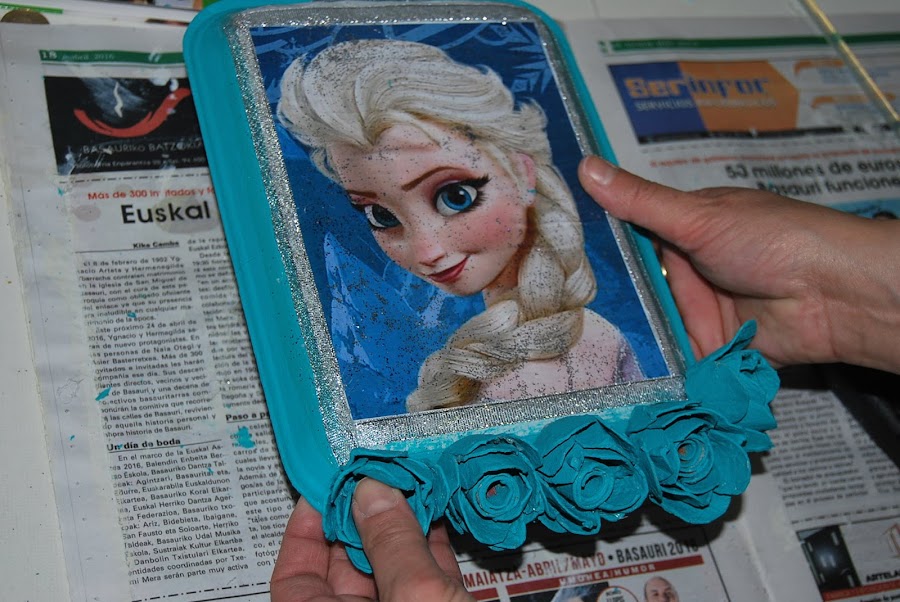 cuadro con flores de carton de huevos.