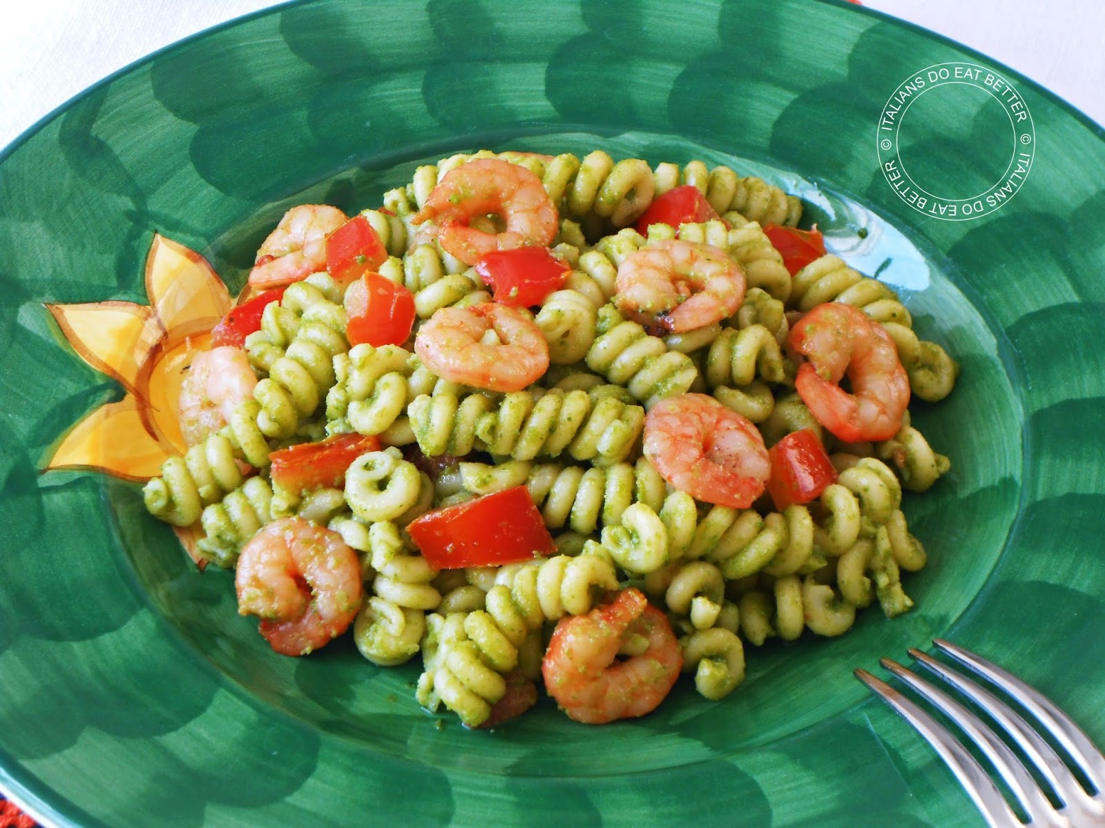 FUSILLI CON PESTO GENOVESE, GAMBERETTI E POMODORI ITALIANS DO EAT BETTER