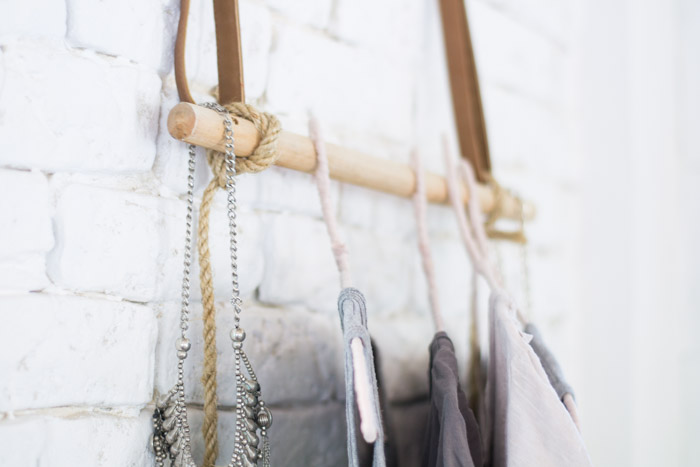 Perchero con cuerda y listones madera diy
