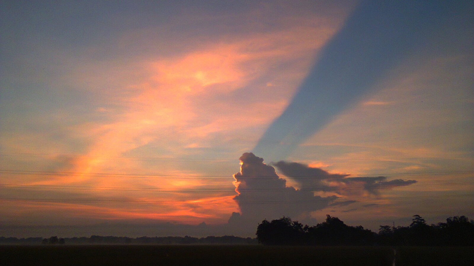 Crepuscular Rays: Cahaya Remang yang Membelah langit - kalastro.id