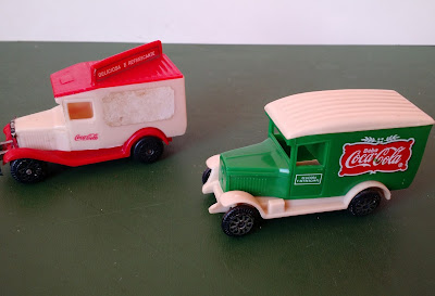 Anos 90 Mini caminhão de plástico coca cola com pequeno dano na frente.  R$80,00 os 4 ou R$25 cada - Taffy Shop