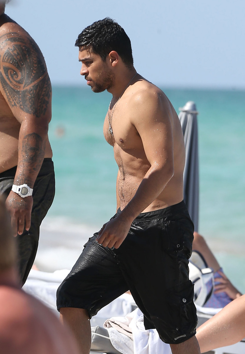 Former That '70s Show star Wilmer Valderrama was spotted shirtless at ...