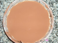 Cubriendo la tarta con cacao puro en polvo