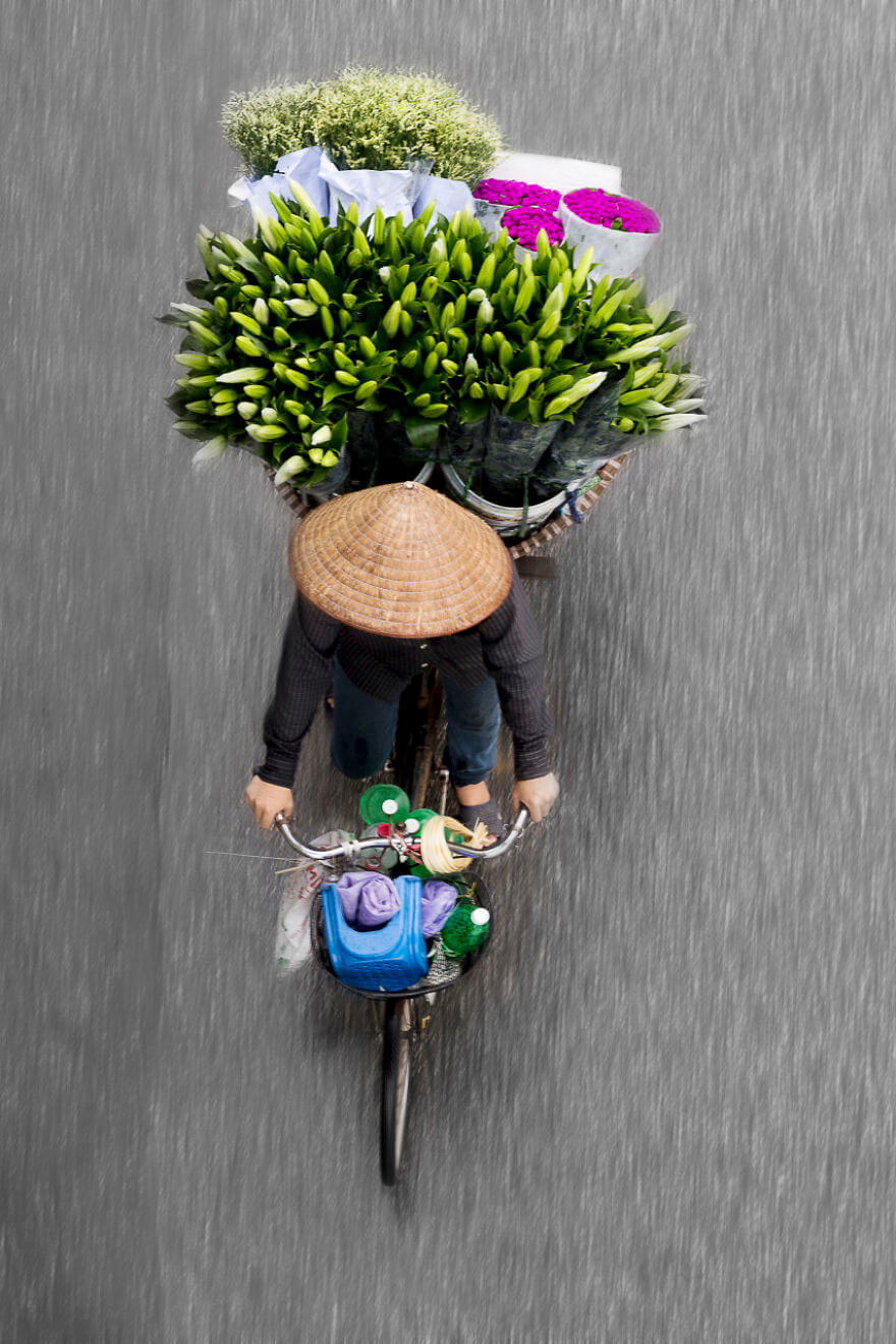 Photographer Spends Hours On Bridges And Balconies And Shoots Impressive Photos That Capture Street Vendors From Above
