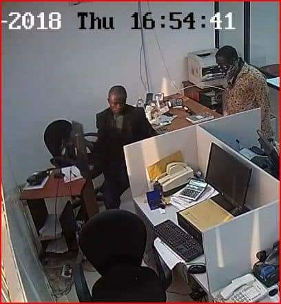 offa-robbery-photos-of-suspected-gang