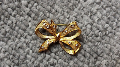 złota broszka kokardka z kryształkami w stylu Chanel