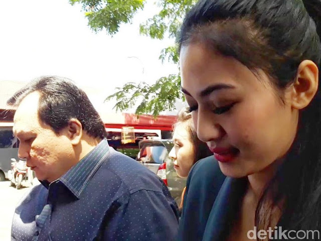 Senyum Della Perez Tiba di Polda Jatim Sebelum Diperiksa Senyum Della Perez Tiba di Polda Jatim Sebelum Diperiksa