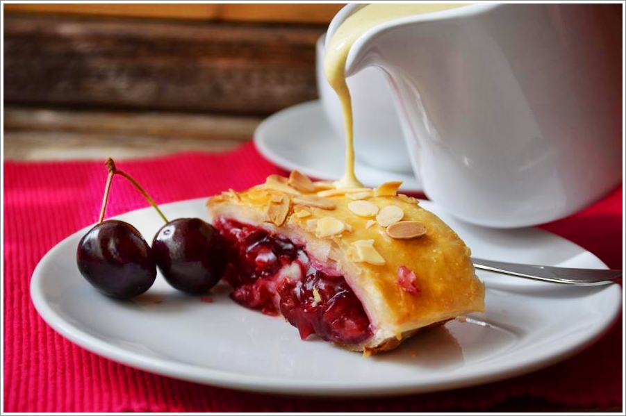 Blätterteig-Kirschstrudel mit Vanillesauce (GF)