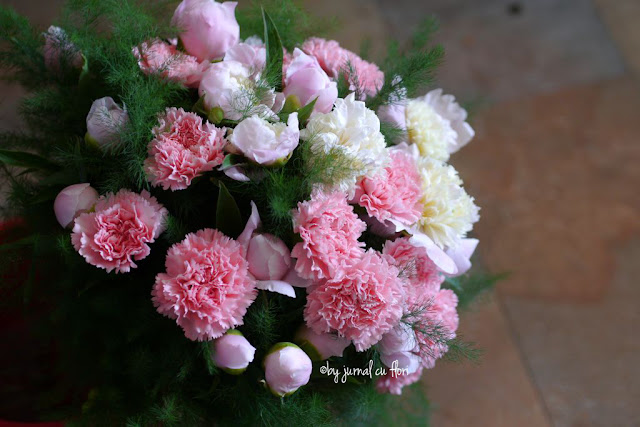 buchet de flori garoafe roz si bujori