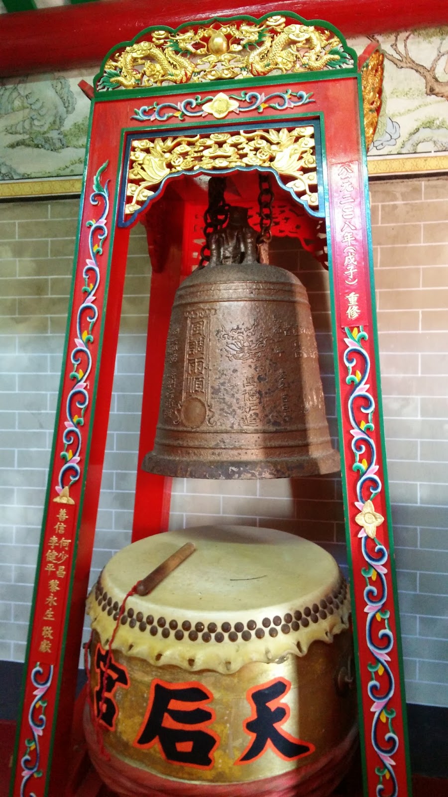 黑老闆說︱香港塔門半日遊_媽祖廟 黑老闆香港塔門半日遊_媽祖廟內乾隆年間鑄製的鐘鼓,我們有添了香油錢,特地讓小娚女之之敲了幾下,祈求平安。