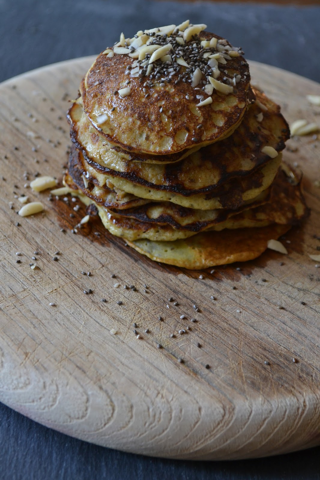 Bananen Pancakes mit Honig und Mandeln, OHNE Mehl - The Recipe Suitcase