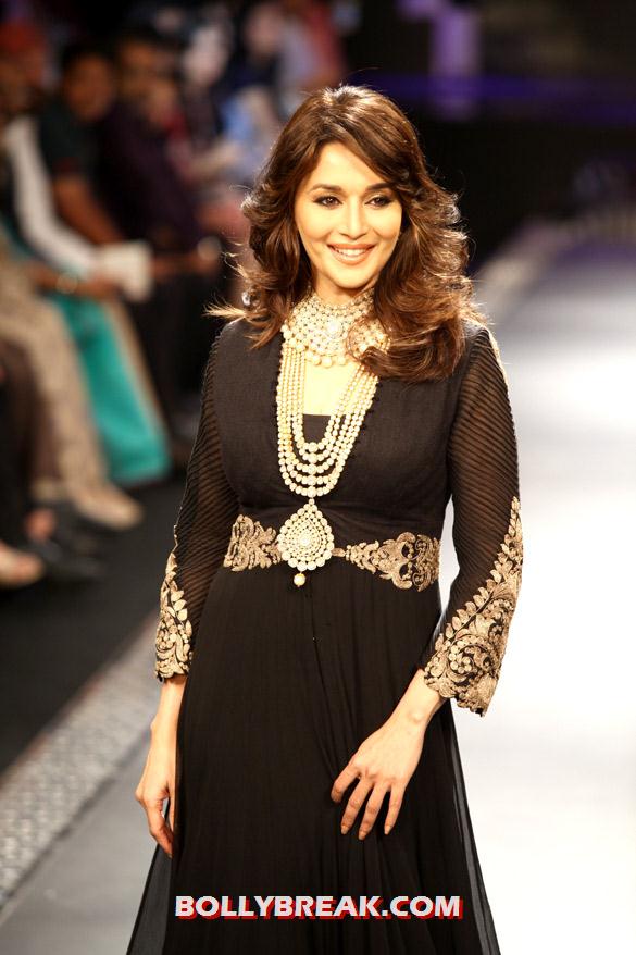 Madhuri Dixit IIJW 2012 - (2) - Madhuri Dixit Walk the Ramp at IIJW 2012 finale