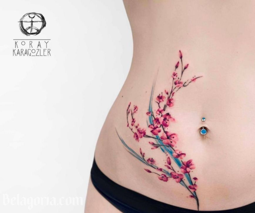 tatuaje en la cadera de flor del cerezo
