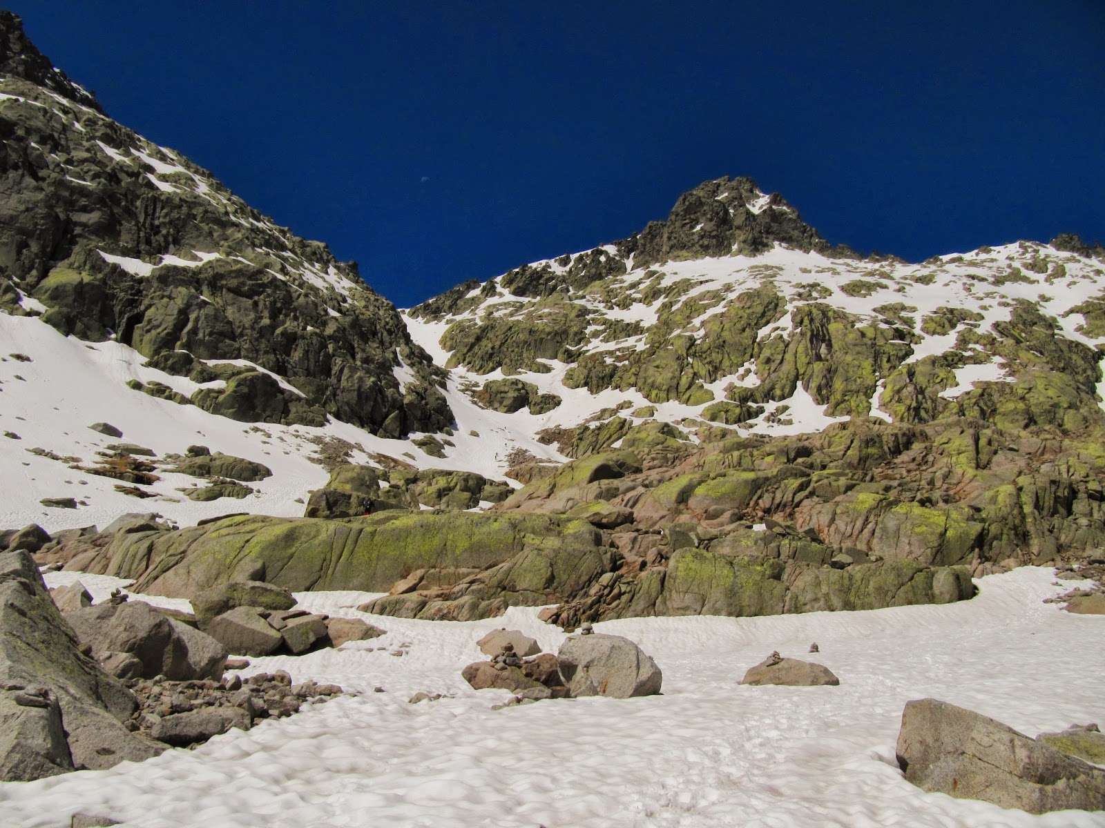 montañismo ultrapesado ASCENSIÓN A LA PLAZA DEL MORO ALMANZOR 2591 m O