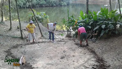 Bizzarri iniciando a execução de um lago de carpas onde vamos fazer a cascata de pedra, o caminho de pedra no jardim com a execução do paisagismo. 14 de fevereiro de 2017.