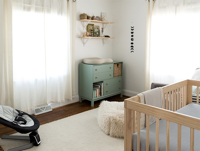 Una habitación de bebé en madera y mint