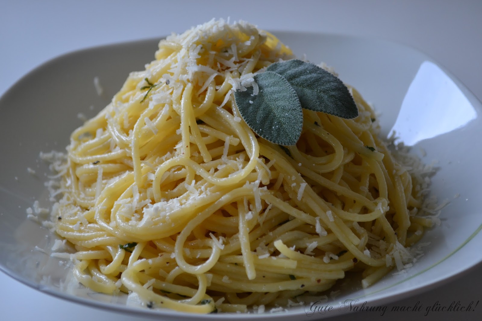 Gute Nahrung macht glücklich : Spaghetti mit Butter, Salbei und Parmesan
