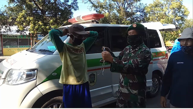 Koramil 02 Jogonalan Bersama Polsek Dan Muspika Melakukan Sosialisasi Dan Pembagian Masker