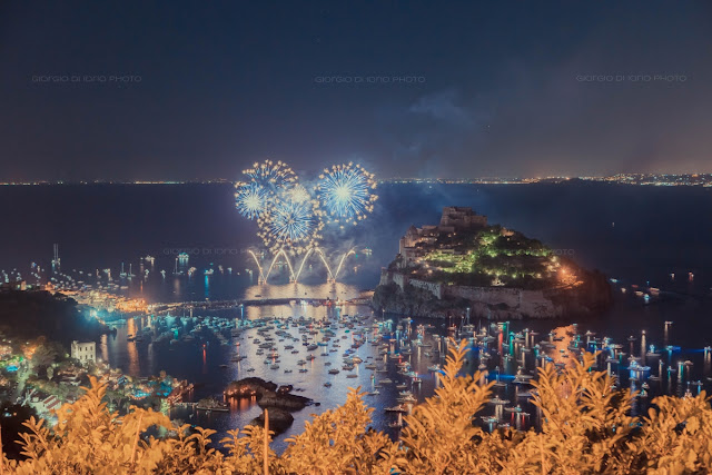 Festa a mare agli scogli di Sant' Anna, Festa di Sant' Anna 2015, foto fuochi d'artificio Ischia, Incendio del Castello Aragonese Ischia, Baia di Sant' Anna, Scogli di Sant' Anna, 