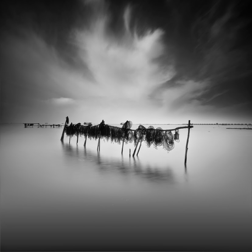 10-Vassilis-Tangoulis-The-Sound-of-Silence-in-Black-and-White-Photographs-www-designstack-co