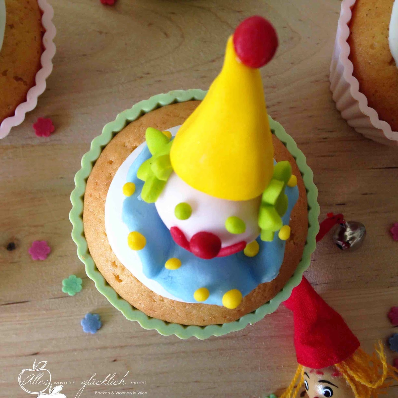 Lustig-fruchtige Clown Cupcakes (mit Maracuja Füllung)
