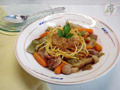 Menestra de Verduras Vegana con Patatas Paja y Crema de Lentejas.