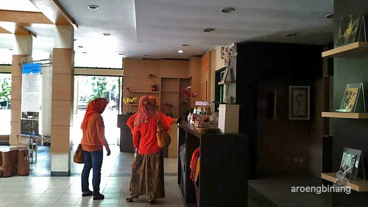 rumah anggrek kebun raya bogor