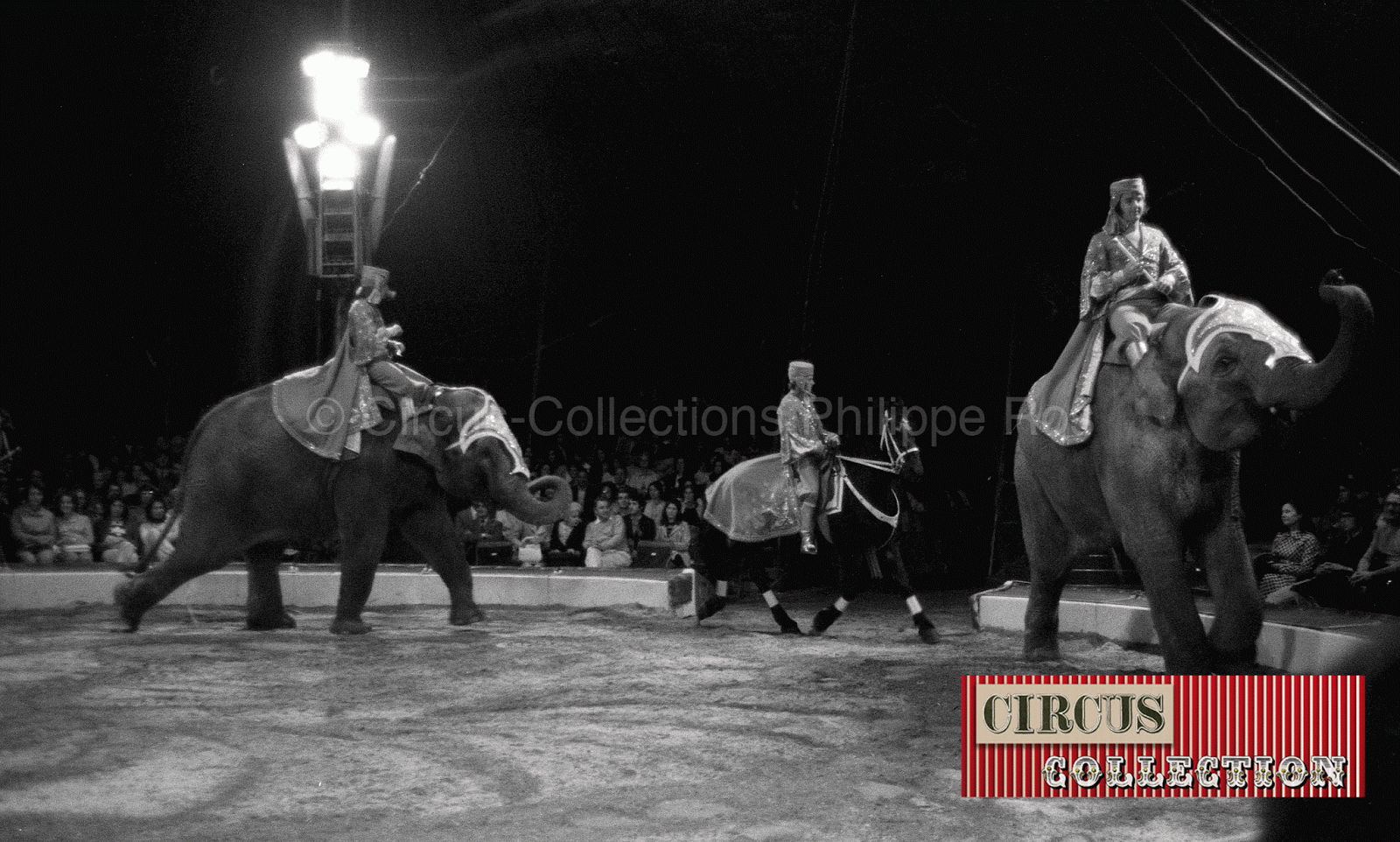 éléphant monté par Louis Knie senior  et Franco Knie senior, le cheval est monté par Rolf Knie junior 