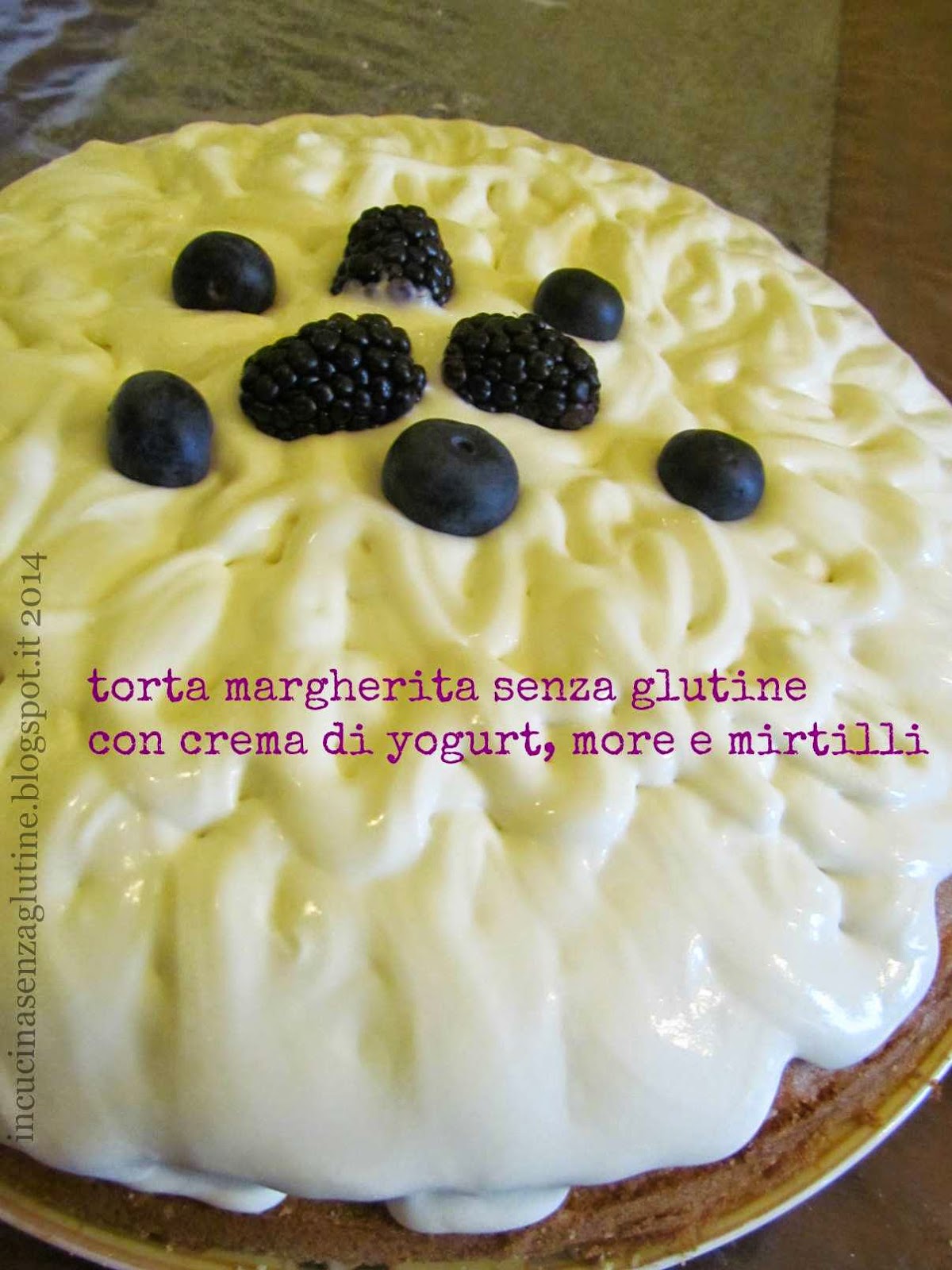 In cucina senza glutine torta margherita con crema di yogurt, more e mirtilli