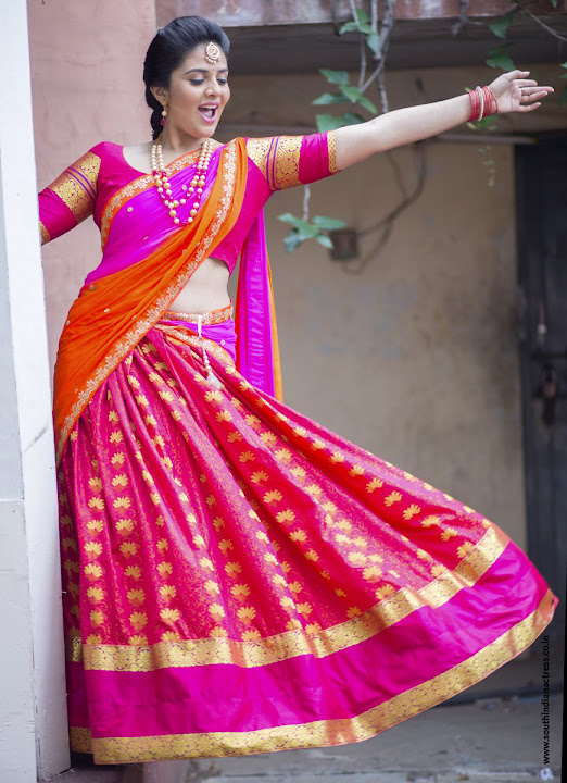 Anchor Sreemukhi in Pink Half Saree