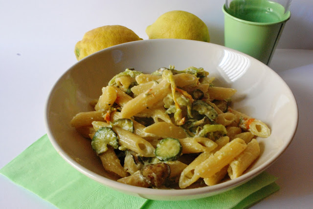 pennette con fiori di zucca, zucchine e ricotta