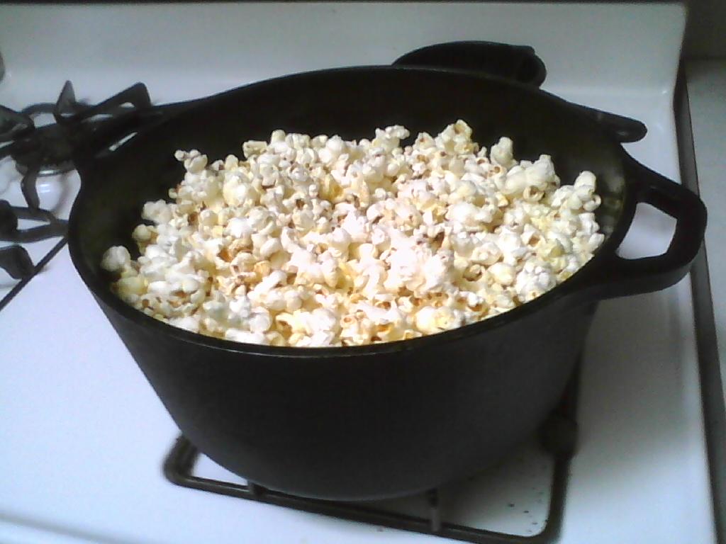 ramblings on cast iron Second attempt at cast iron cooked popcorn