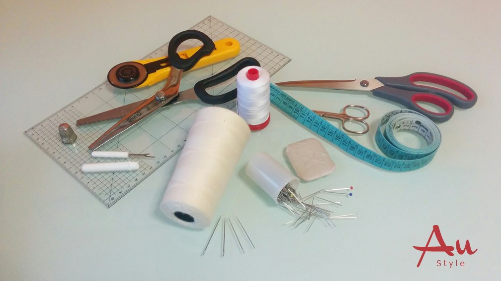 Kit Cucito 7 Pezzi - Forbici, Scucitoio, Metro A Nastro Morbido 150 Cm E Borsetta, Colori Assortiti