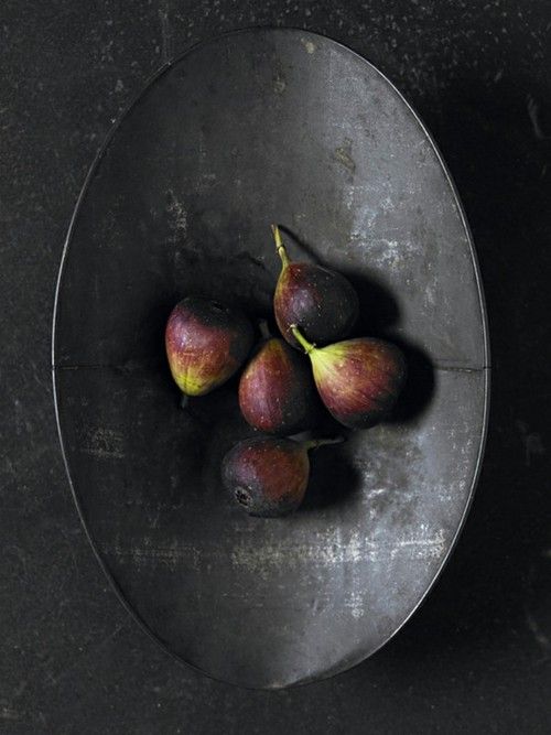 figs on oval metal platter - image via 25media tumblr as seen on linenandlavender.net - http://www.linenandlavender.net/2014/04/a-feast-for-eyes.html