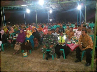 BABINSA BALEHARJO NONTON BARENG PAGELARAN WAYANG KULIT HUT RI KE 72