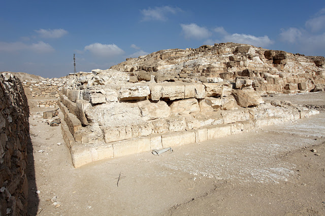 من أسرار الفراعنة : ألغاز من مصر القديمة أثارت حيرة العلماء الجزء الاول Pyramid_of_Djedefre_SEQueensPyramid