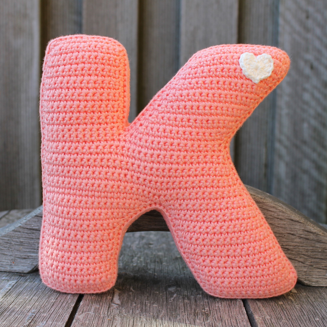 вязаные буквы крючком. буквы для вязания крючком. вязаные буквы. вязаные буквы подушки. 2 связанные буквы.