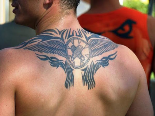 Da parte superior das costas tatuagem tribal ideia para homens