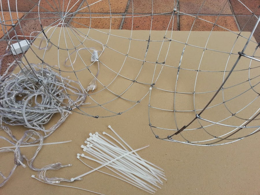 acabando la esfera luminosa escaparate de navidad