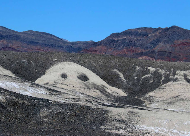 Edellisviikon tulvien merkkejä maastossa - hiekkaa oli paikoin edelleen tiellä reippaasti