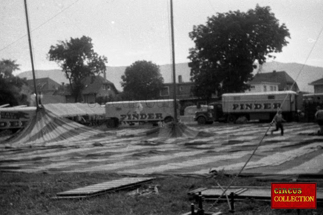 Camions et montage du chapiteau du cirque Pinder 1958