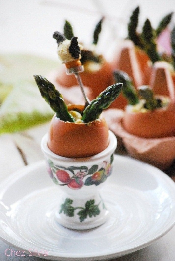 Huevos rellenos de revoltillo de espárragos y portobellos. — Chez Silvia