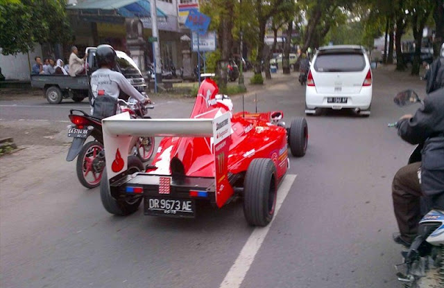 Unique Hanya Di Indonesia Ada Mobil  F1  Ngisi Bensin Dan 