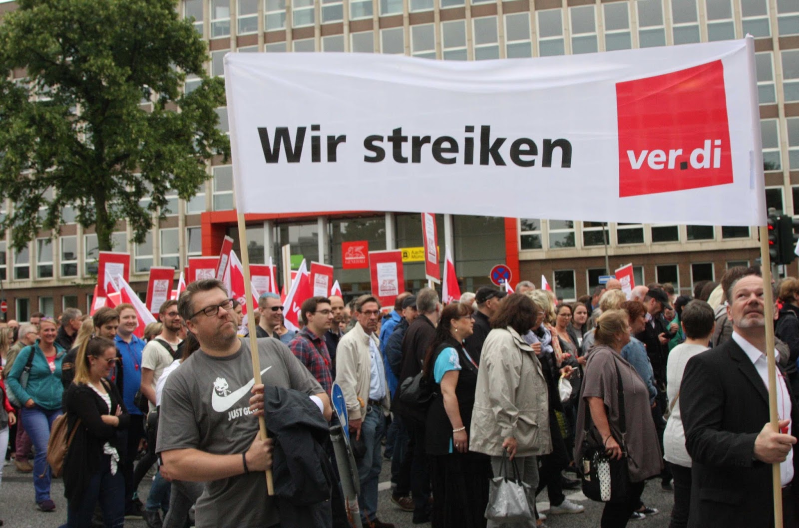 900 KollegInnen streiken in Hamburg Tarifrunde Versicherungen