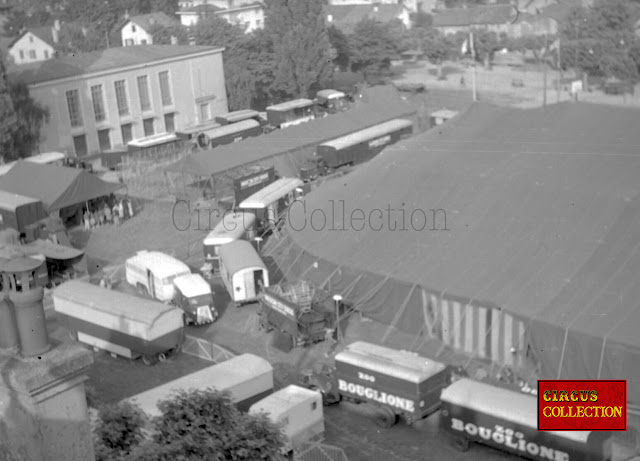 vue aérienne du Cirque Bouglione  chapiteau roulottes, cages. camion etc...
