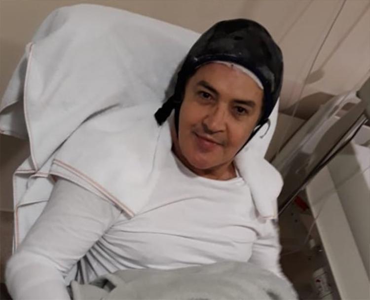 'Não posso deixar de cantar', diz Beto Barbosa após quimioterapia